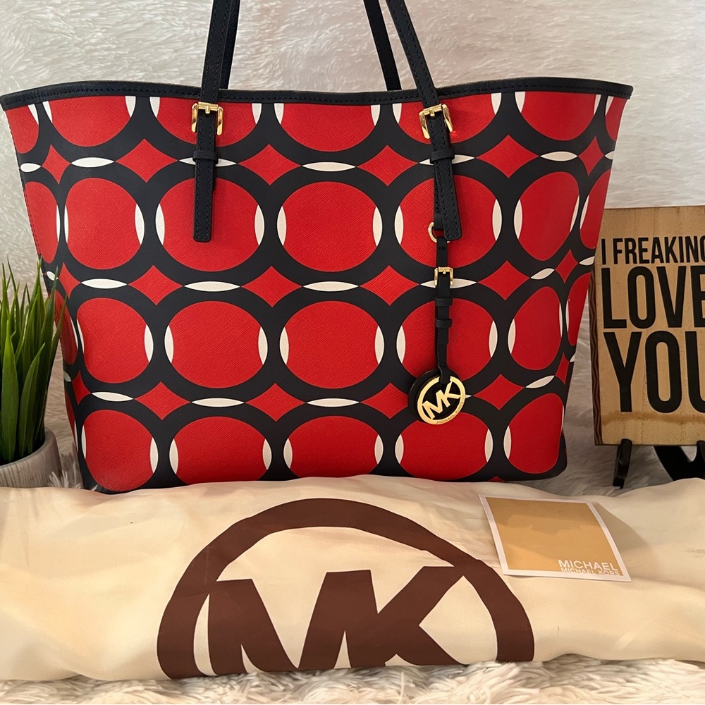 🎉HP🎉Michael Kors Jet Set Travel Deco Leather Shoulder Tote Handbag